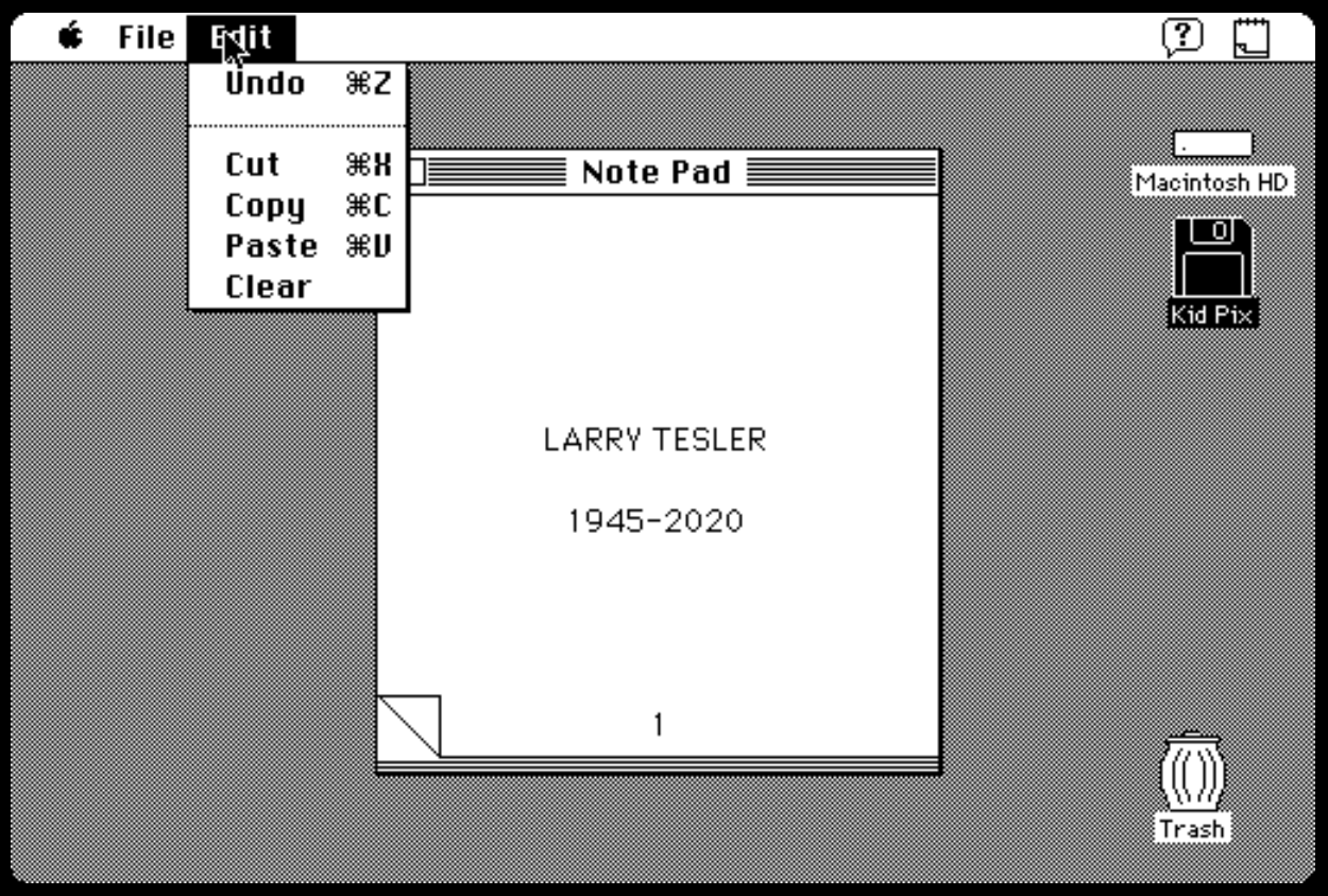 Capture d'écran de Mac OS 9, avec un éditeur de texte ouvert dans lequel il est écrit "Larry Tesler 1945-2020")