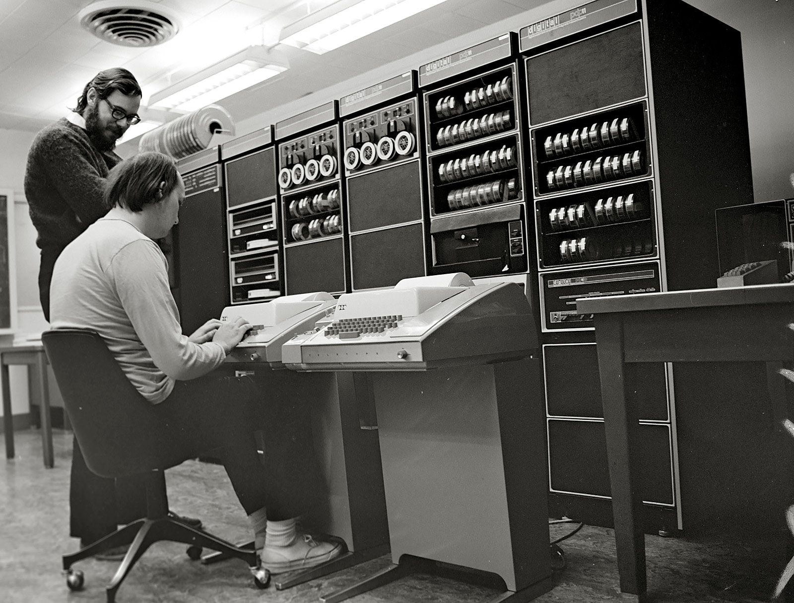 Les créateurs d'Unix utilisant un PDP-11 avec un terminal télétype