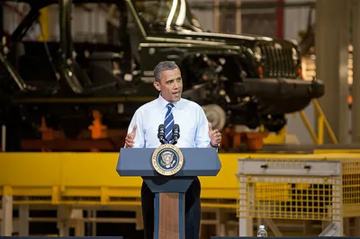 'Obama faisant un discours. On voit la scène autour de lui'