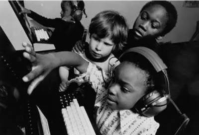 Enfants autour d'un terminal PLATO. utilisé dans une campagne de publicité.